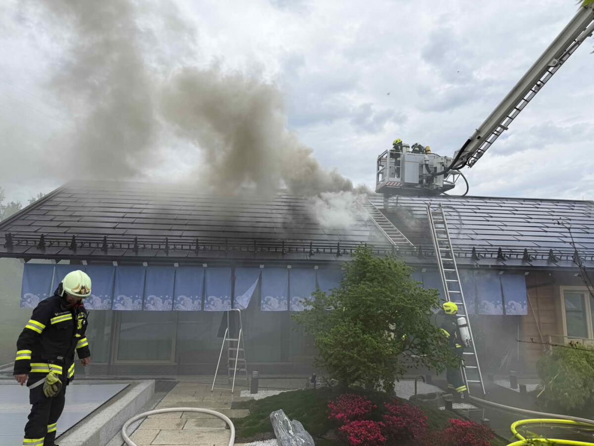 Dachstuhl brennt in Nußdorf am Attersee