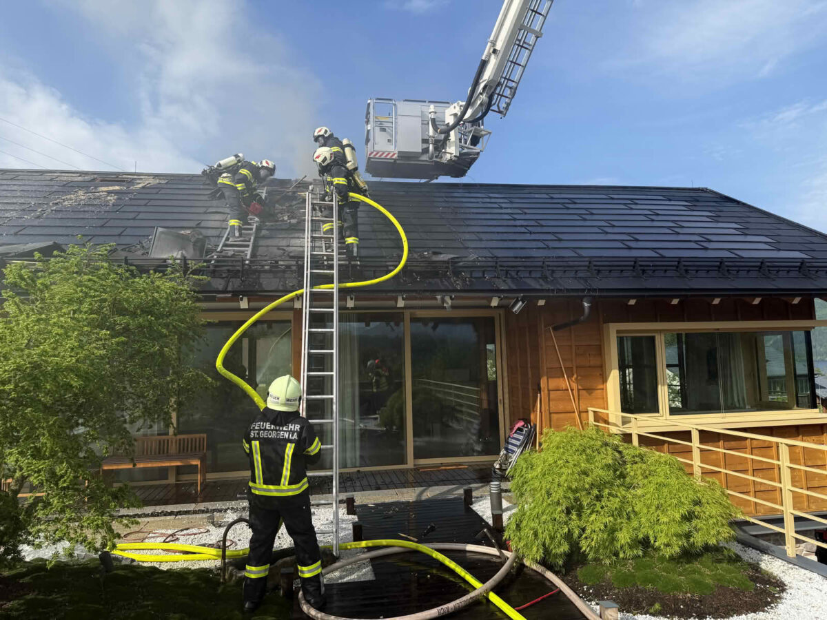 Dachstuhl brennt in Nußdorf am Attersee