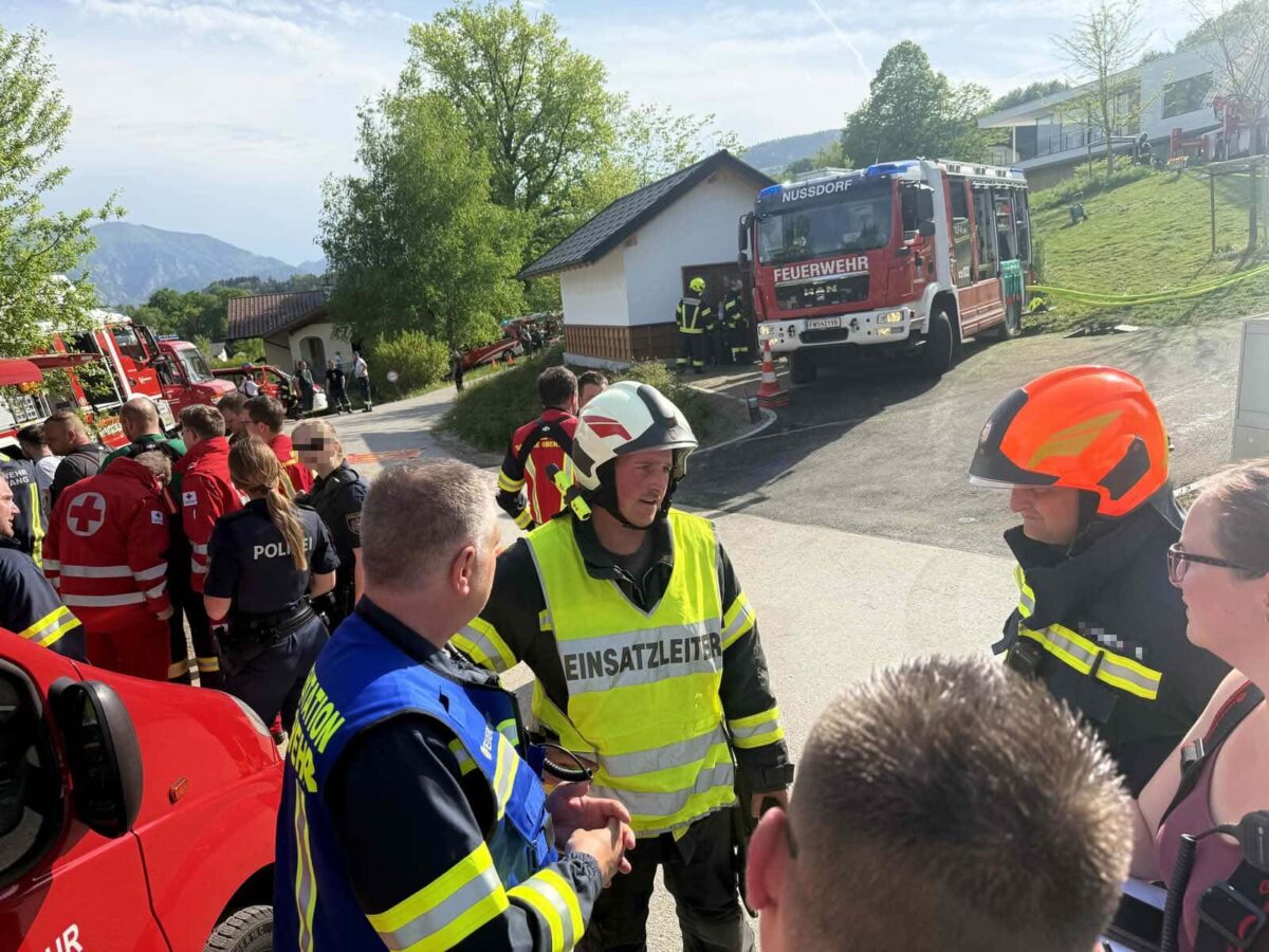 Dachstuhl brennt in Nußdorf am Attersee