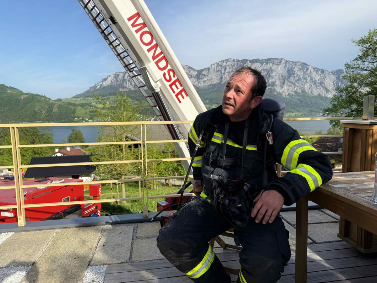 Dachstuhl brennt in Nußdorf am Attersee