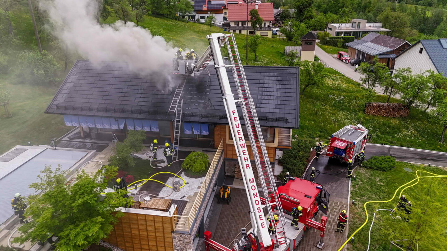 Dachstuhl brennt in Nußdorf am Attersee