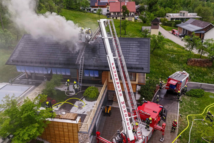 AFKDO Mondsee & Attersee: Dachstuhl brennt in Nußdorf am Attersee