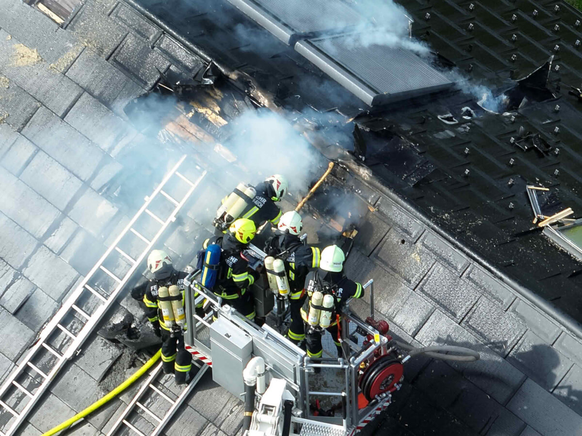 Dachstuhl brennt in Nußdorf am Attersee