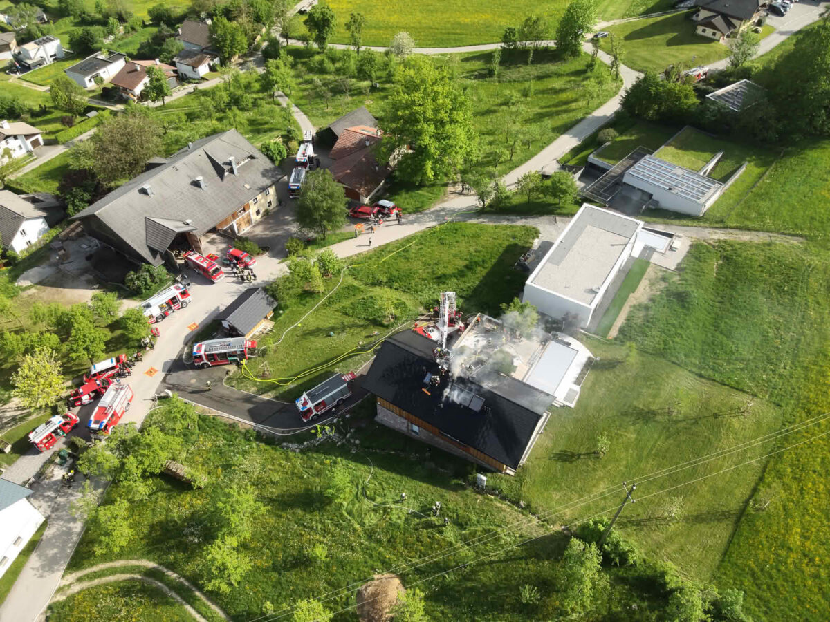 Dachstuhl brennt in Nußdorf am Attersee