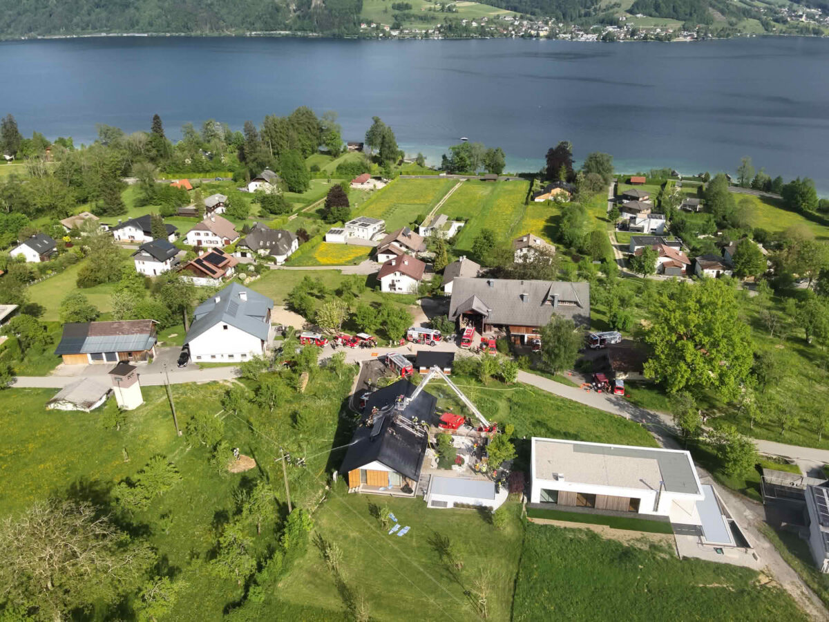 Dachstuhl brennt in Nußdorf am Attersee