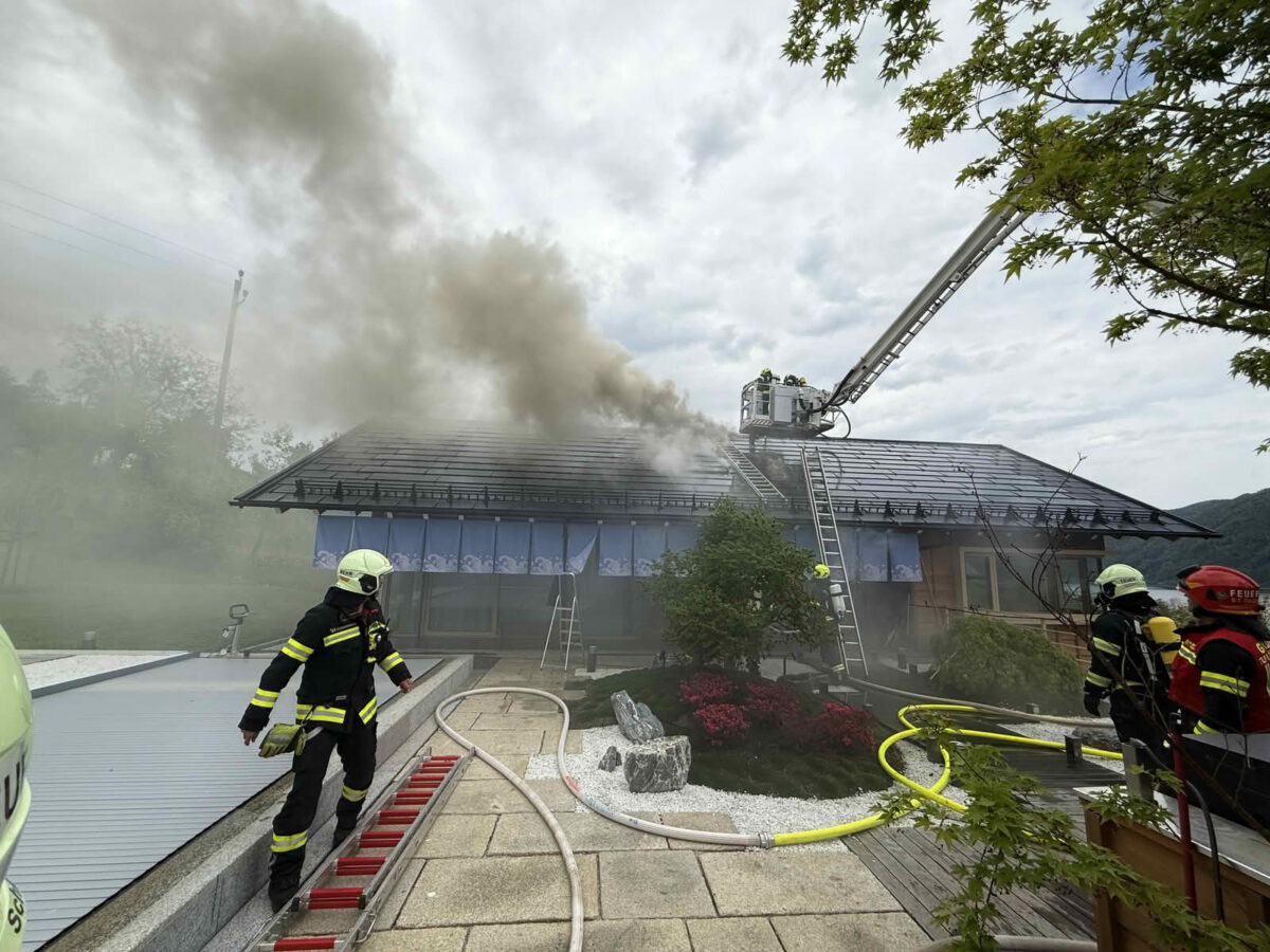 Dachstuhl brennt in Nußdorf am Attersee