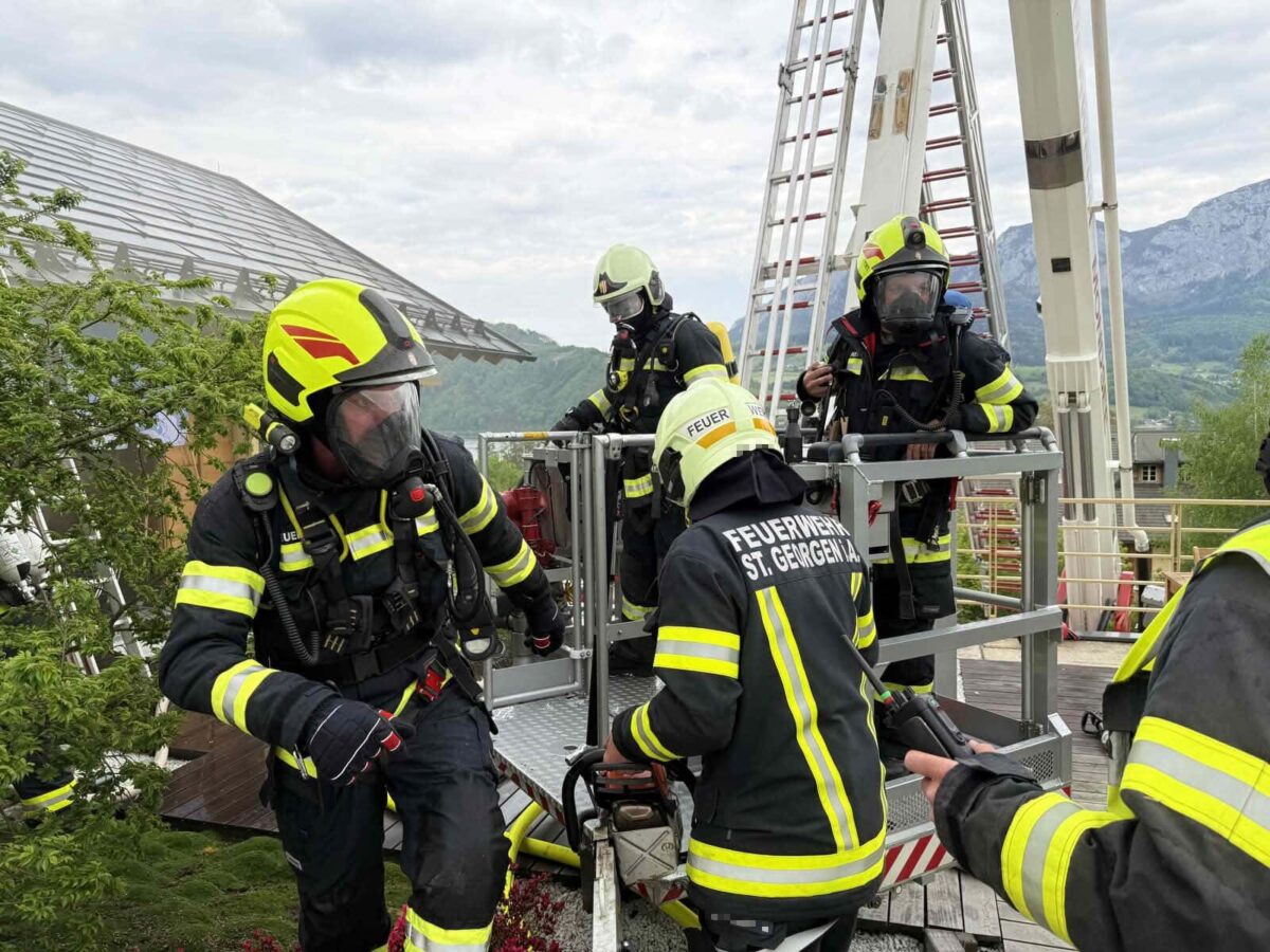 Dachstuhl brennt in Nußdorf am Attersee