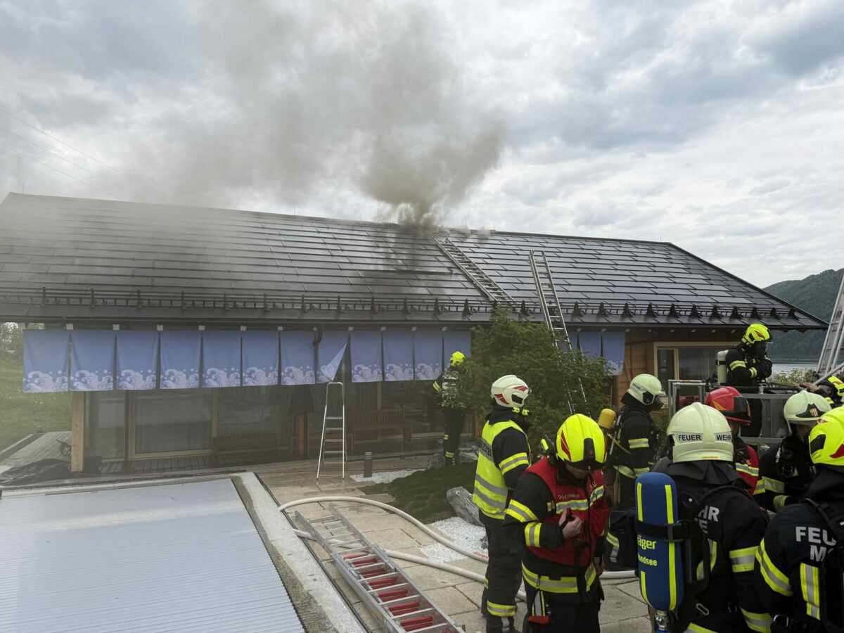 Dachstuhl brennt in Nußdorf am Attersee