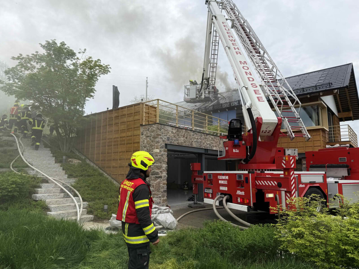 Dachstuhl brennt in Nußdorf am Attersee