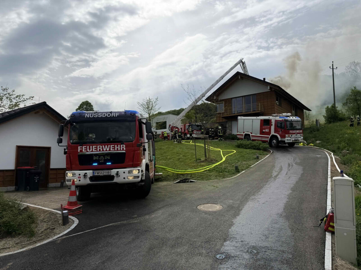 Dachstuhl brennt in Nußdorf am Attersee
