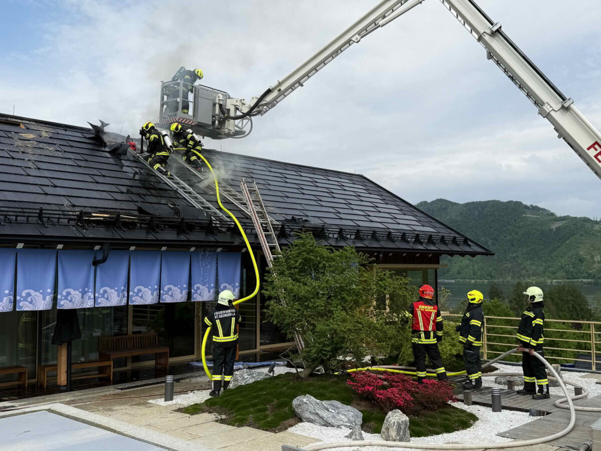 Dachstuhl brennt in Nußdorf am Attersee