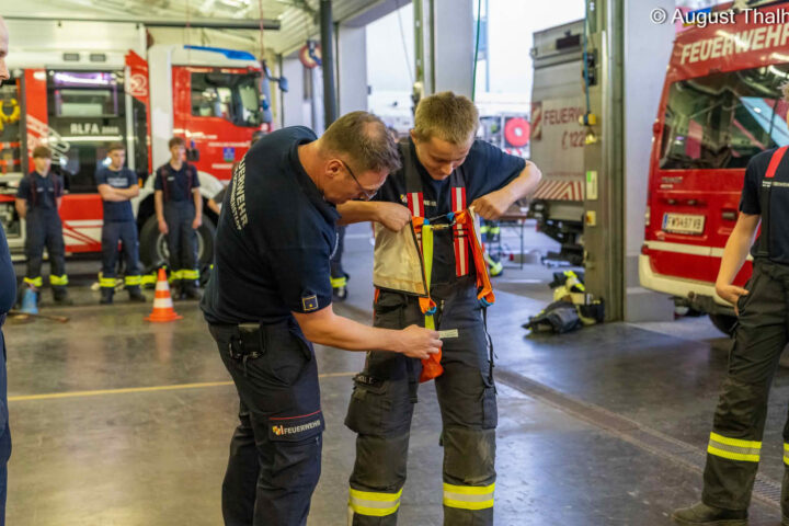 33 neue Feuerwehrmänner und Feuerwehrfrauen ausgebildet