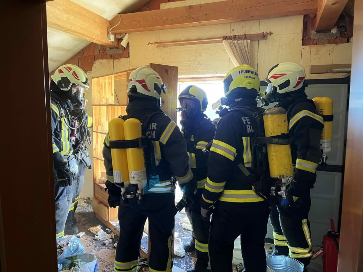 Zimmerbrand mit Menschenrettung