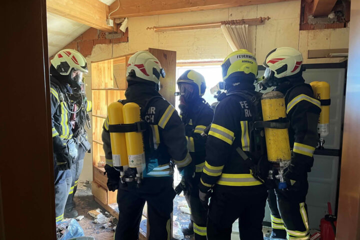 FF Weistrach: Zimmerbrand mit Menschenrettung