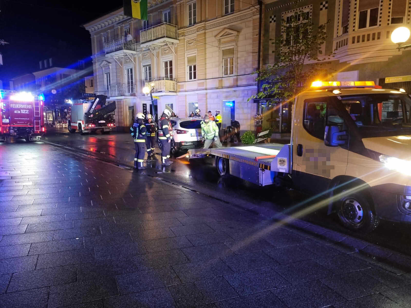 FF Bad Ischl: PKW kollidiert mit Straßenlaterne