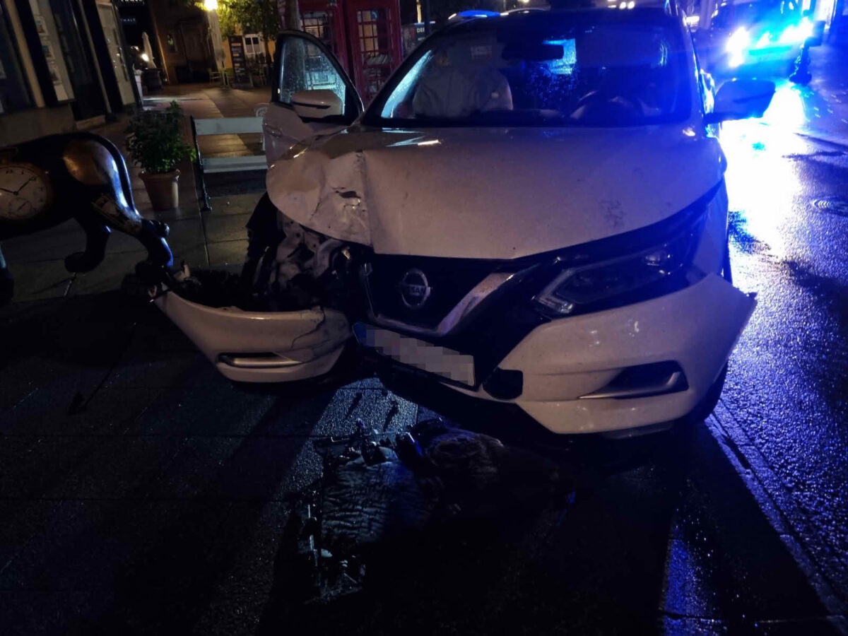 PKW kollidiert mit Straßenlaterne