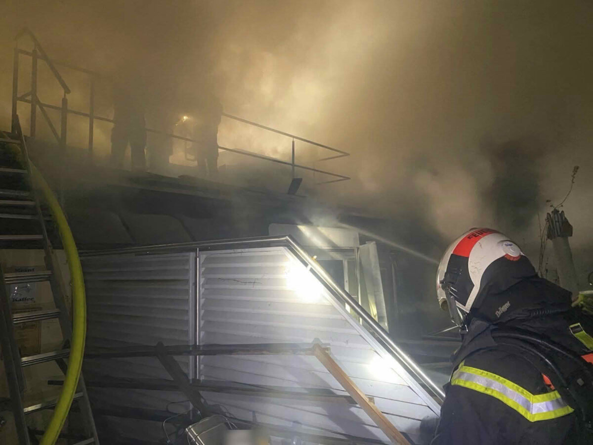 Umfangreicher Dachbrand