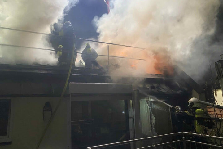 BF Wien: Umfangreichen Dachbrand in Wien 18