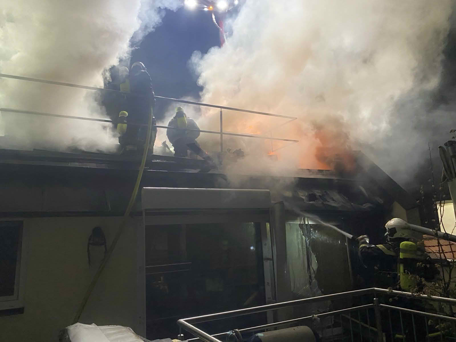 BF Wien: Umfangreichen Dachbrand in Wien 18