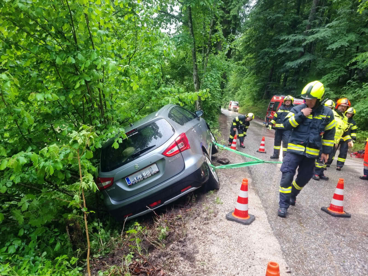 Auto kam in der Engleitenstaße von der nassen Fahrbahn ab