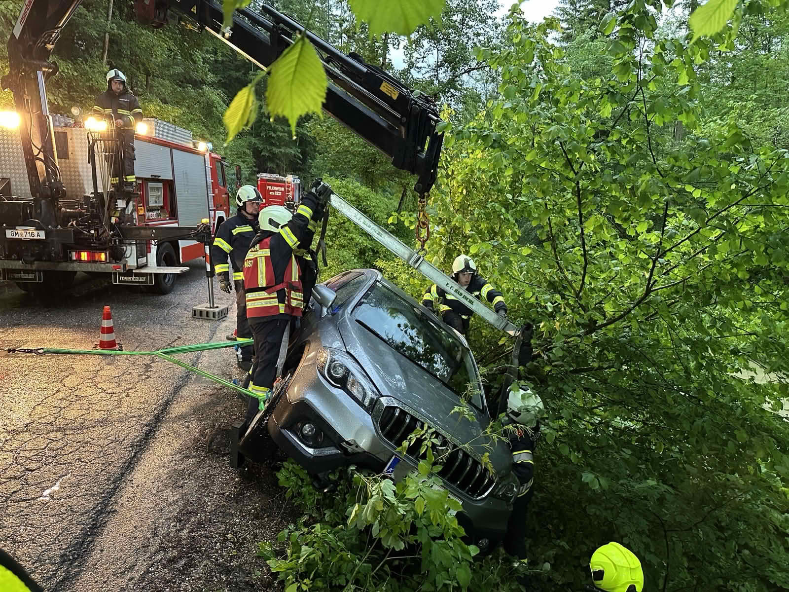 FF Lauffen: Auto kam von der nassen Fahrbahn ab