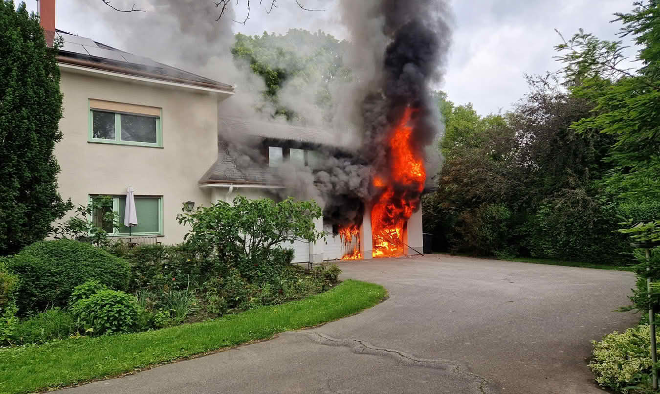 BFKDO Baden: Garagenbrand – Feuerwehr verhindert Übergreifen auf Wohnräume!