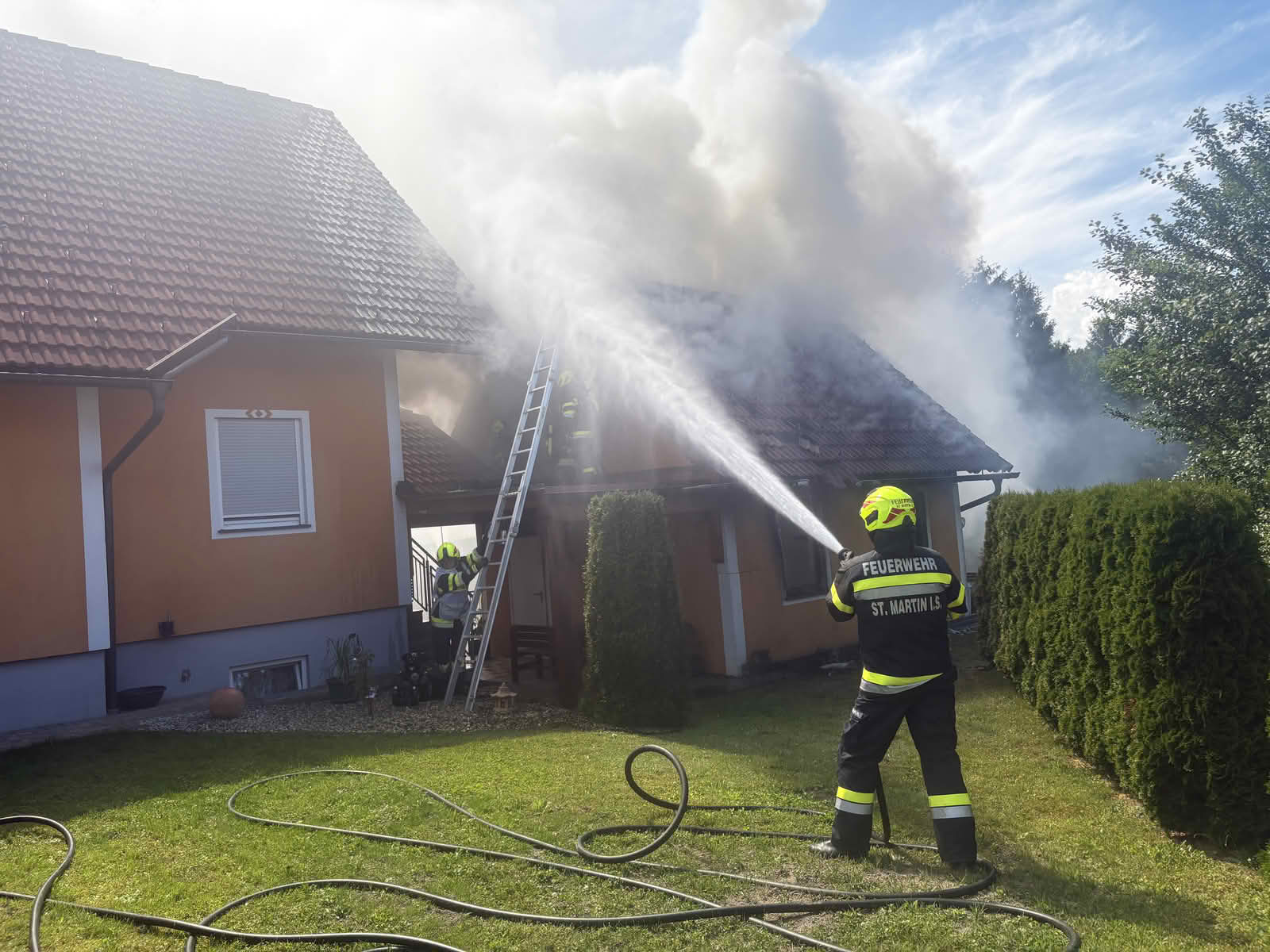 BFVDL: Nebengebäude in Vollbrand