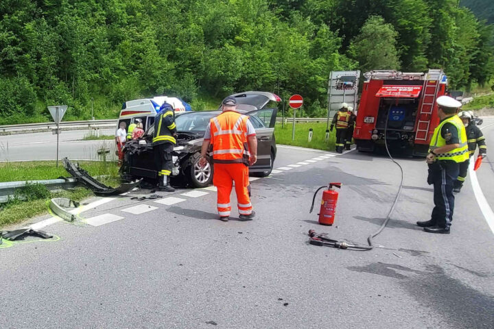 FF Bad Ischl: PKW kollidiert mit LKW und Leitschiene