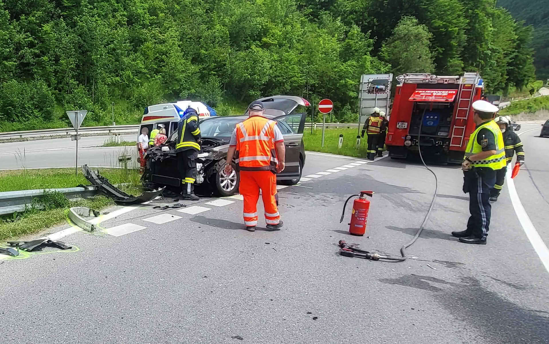 FF Bad Ischl: PKW kollidiert mit LKW und Leitschiene