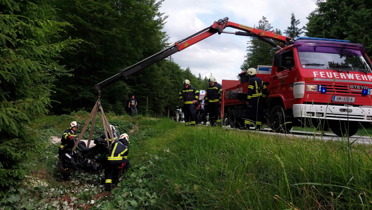 Zweite Motorradbergung am Tag im Weißenbachtal