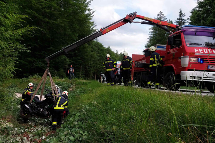 FF Mitterweissenbach: 2. Motorradbergung im Weißenbachtal