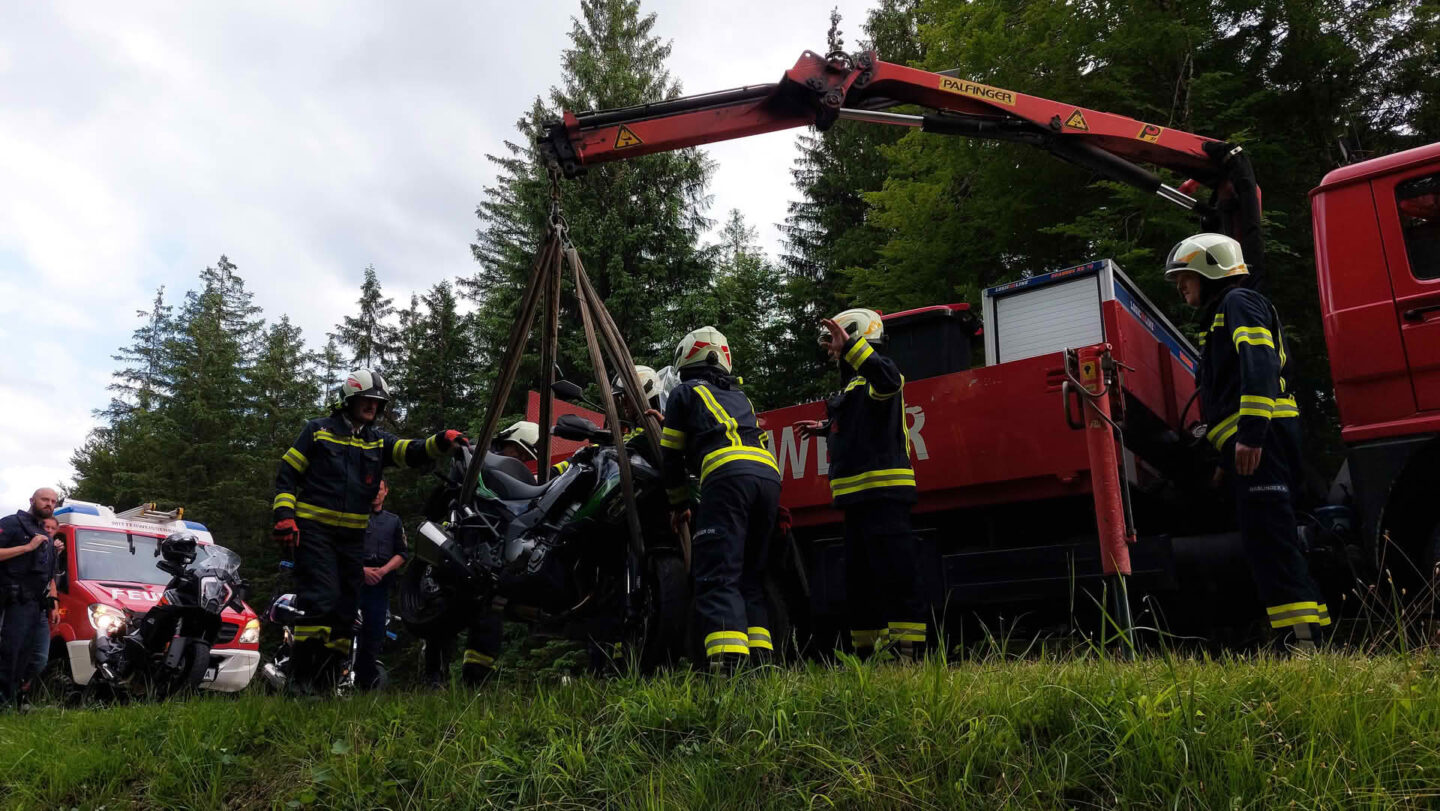 Zweite Motorradbergung am Tag im Weißenbachtal