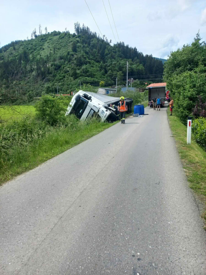  LKW in Bachbett