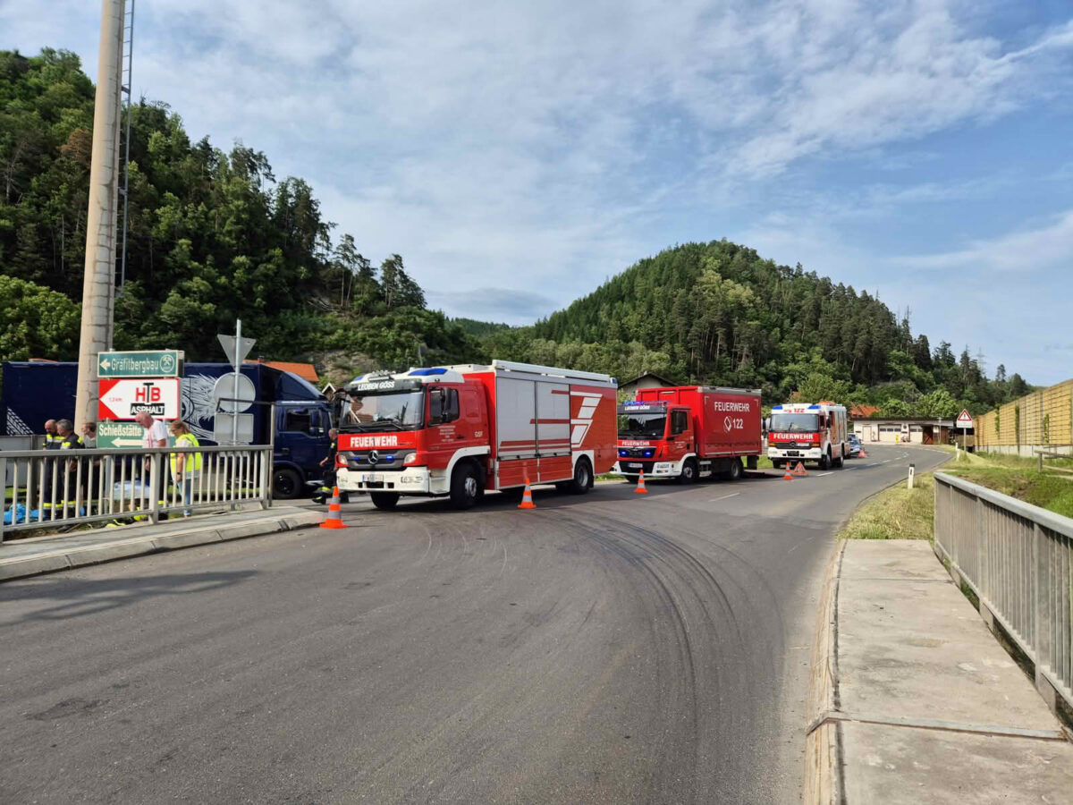  LKW in Bachbett
