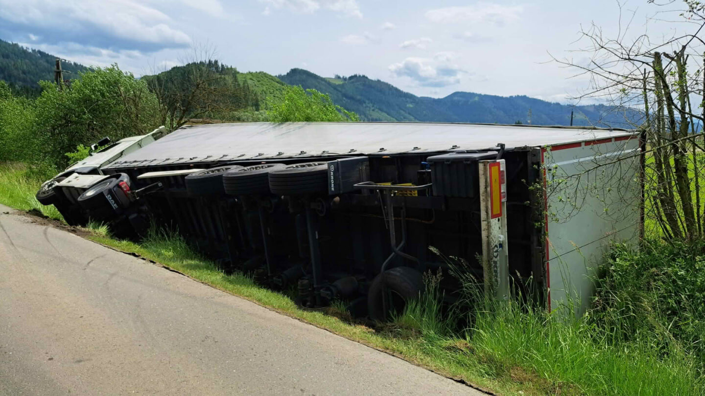 LKW in Bachbett