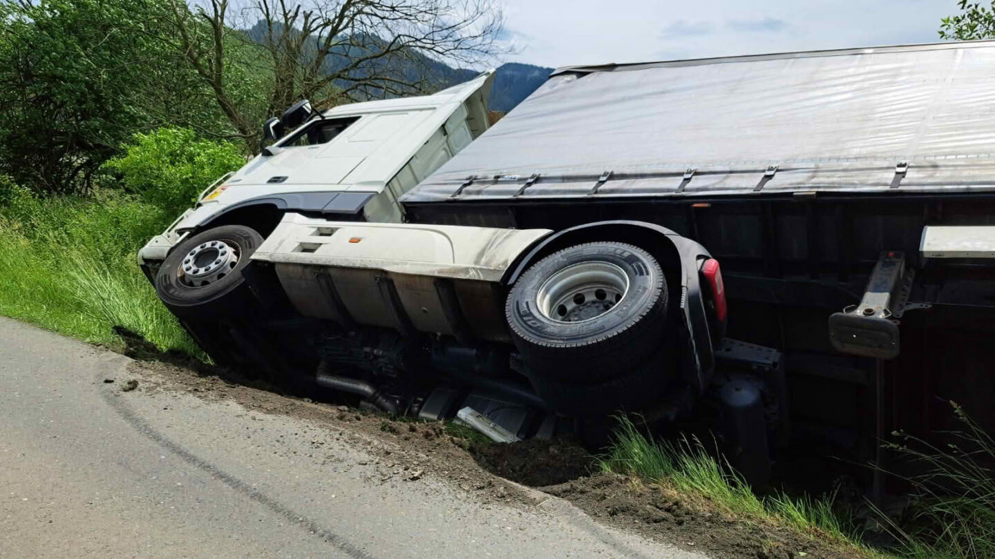  LKW in Bachbett
