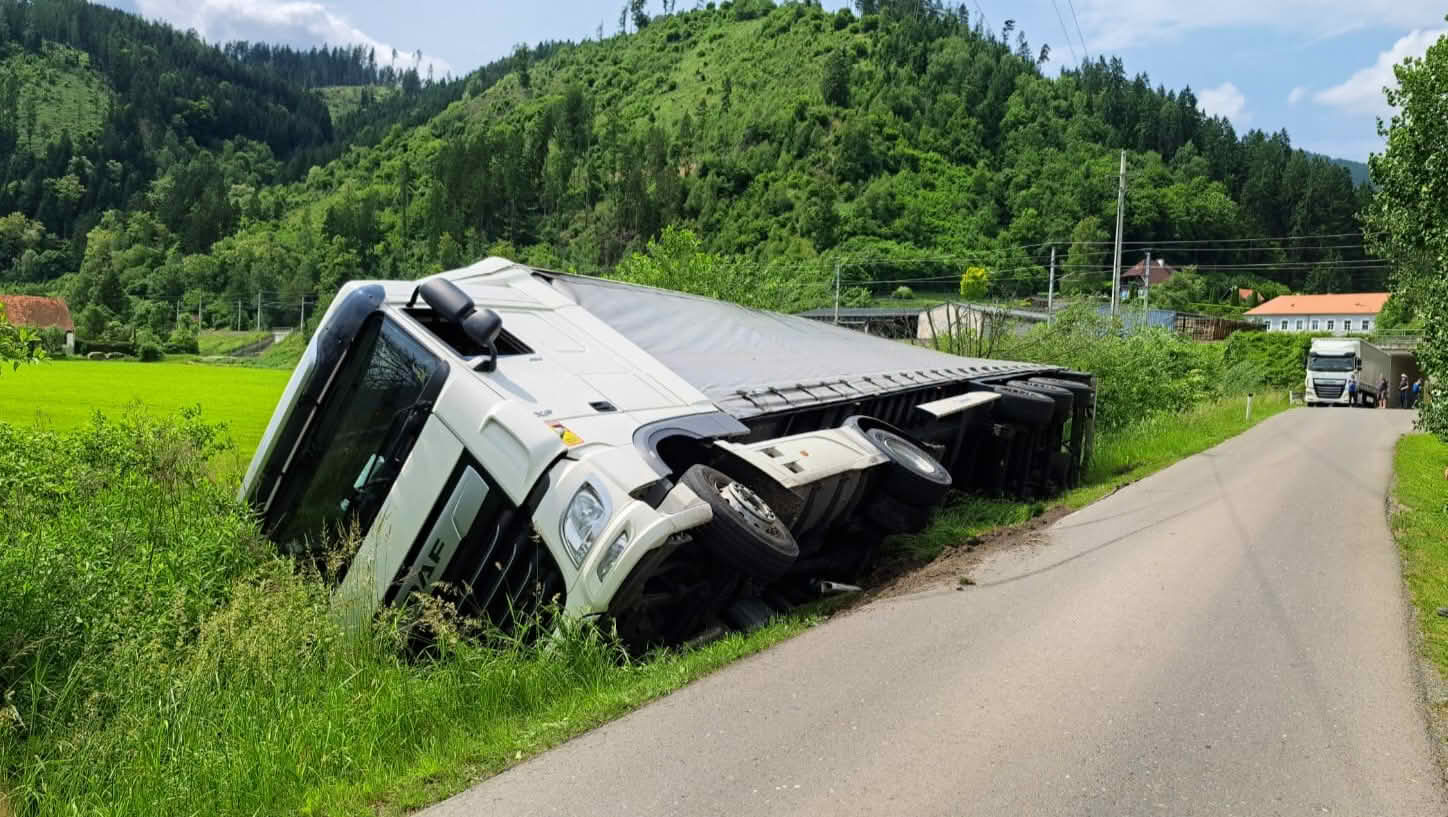 FF Kaisersberg: LKW in Bachbett