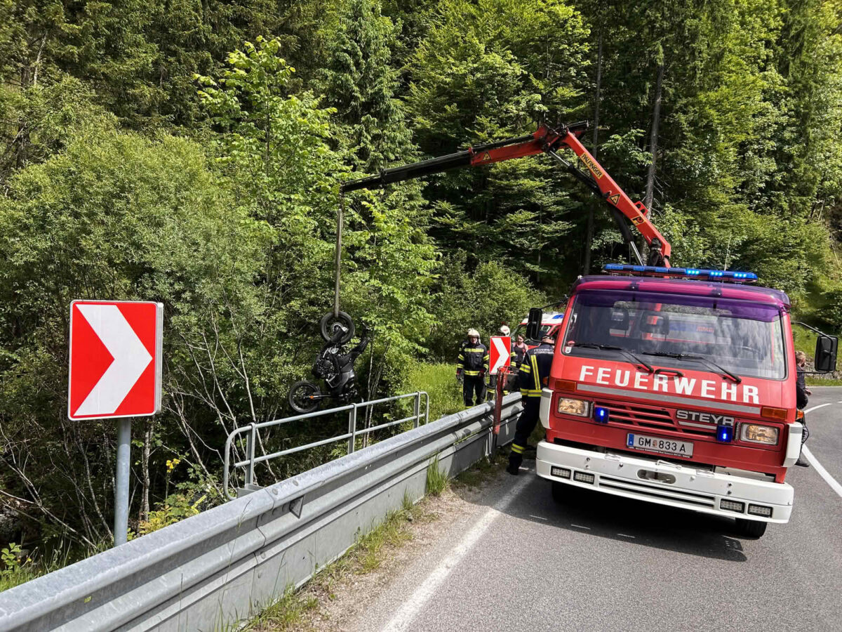 Weißenbachtal, Motorradbergung für die FF Mitterweißenbach