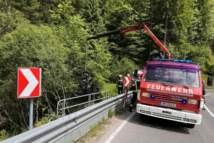 FF Mitterweissenbach: Motorradbergung im Weißenbachtal
