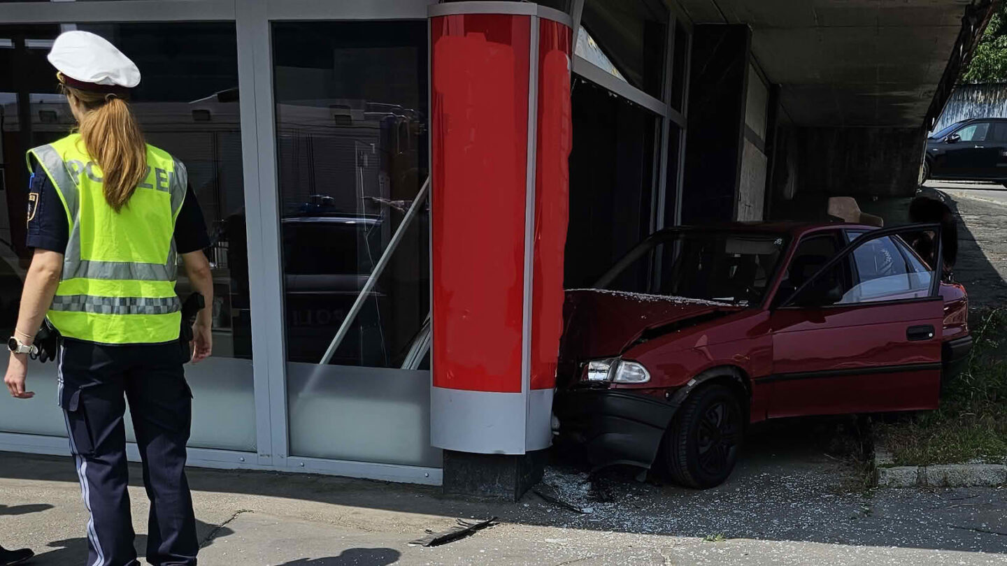 HFW Villach: PKW in Auslagenscheibe 4 PKW in Auslagenscheibe