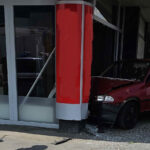 PKW in Auslagenscheibe