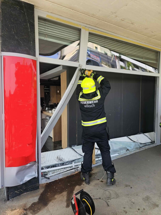HFW Villach: PKW in Auslagenscheibe 5 PKW in Auslagenscheibe