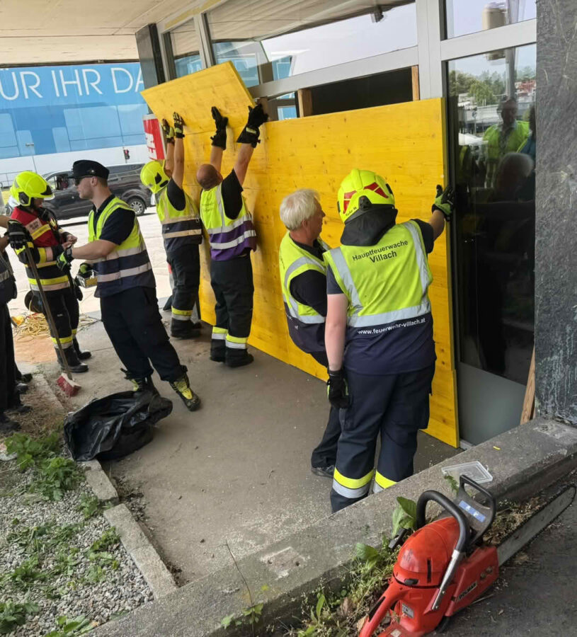 HFW Villach: PKW in Auslagenscheibe 6 PKW in Auslagenscheibe
