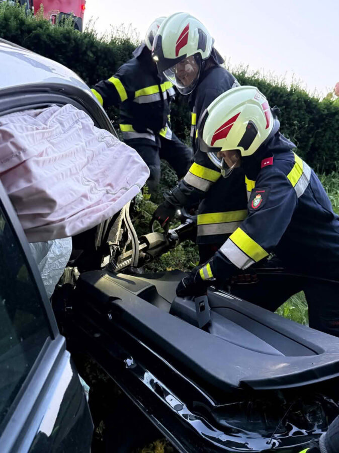 BFVDL: B76 Schweizer Höhe - Verkehrsunfall mit verletzter Person 10 Fahrzeugbergung FF Schamberg auf Schweizer Höhe