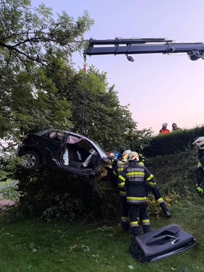 BFVDL: B76 Schweizer Höhe - Verkehrsunfall mit verletzter Person 8 Fahrzeugbergung FF Schamberg auf Schweizer Höhe