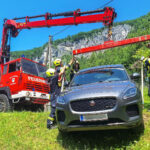 FF Bad Goisern: PKW mit Kran geborgen