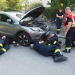 FF Biedermannsdorf: Katze in Zwangslage in PKW-Motorraum