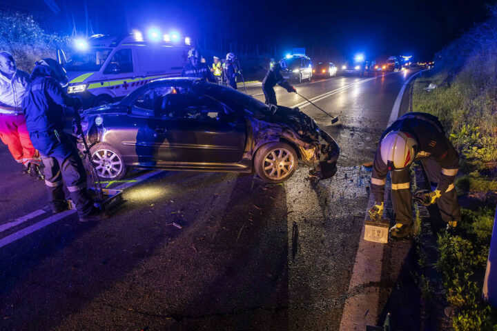 BFK Krems: Nächtlicher Verkehrsunfall auf der B37 bei Lengenfeld