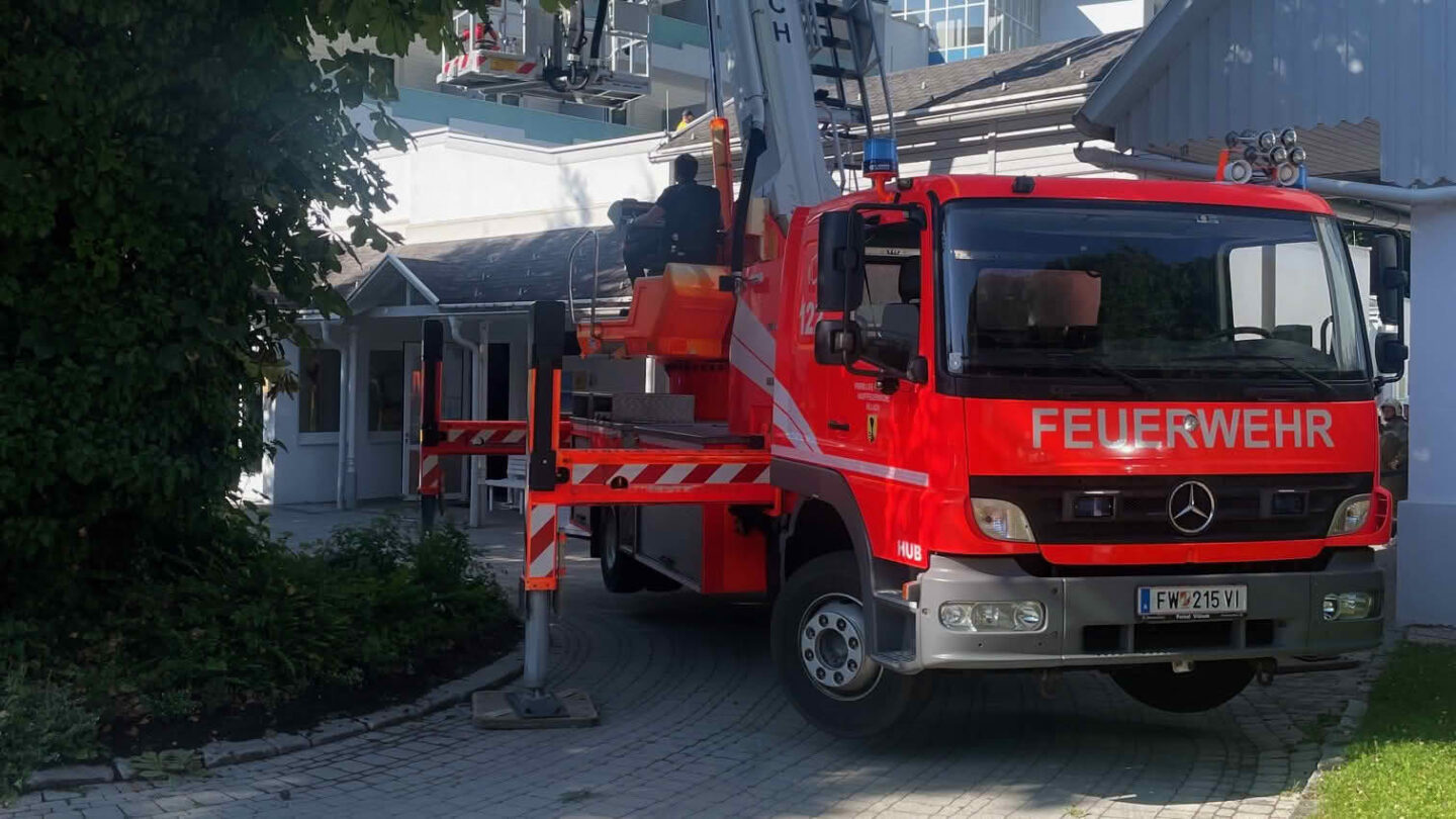Paragleiter am Hoteldach und Fahrzeugabsturz