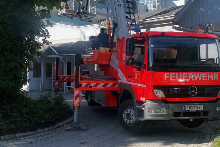 HFW Villach: Paragleiter am Hoteldach und Fahrzeugabsturz